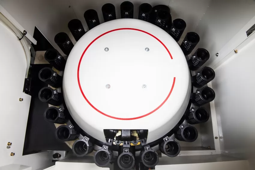 le changeur d’outils automatique à bras d’un centre d’usinage CNC